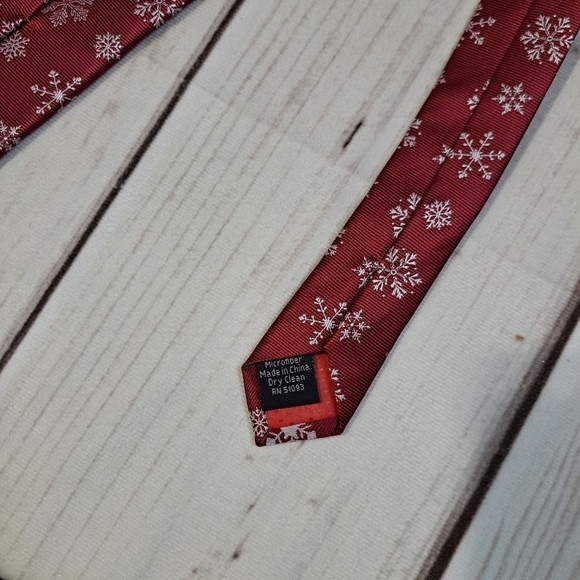 Holiday Traditions Snowflake Tie - Picture 6 of 6